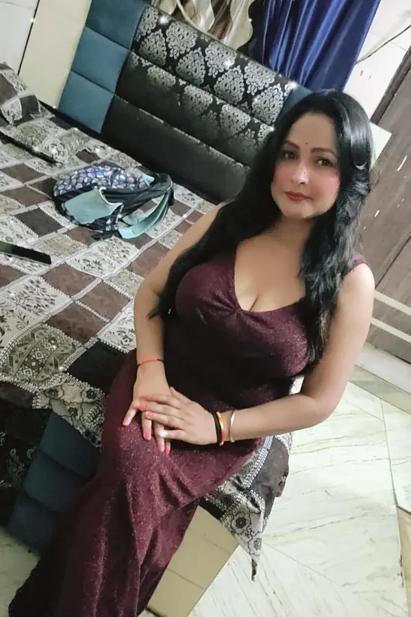 Barkha – Housewife escort in Dwarka